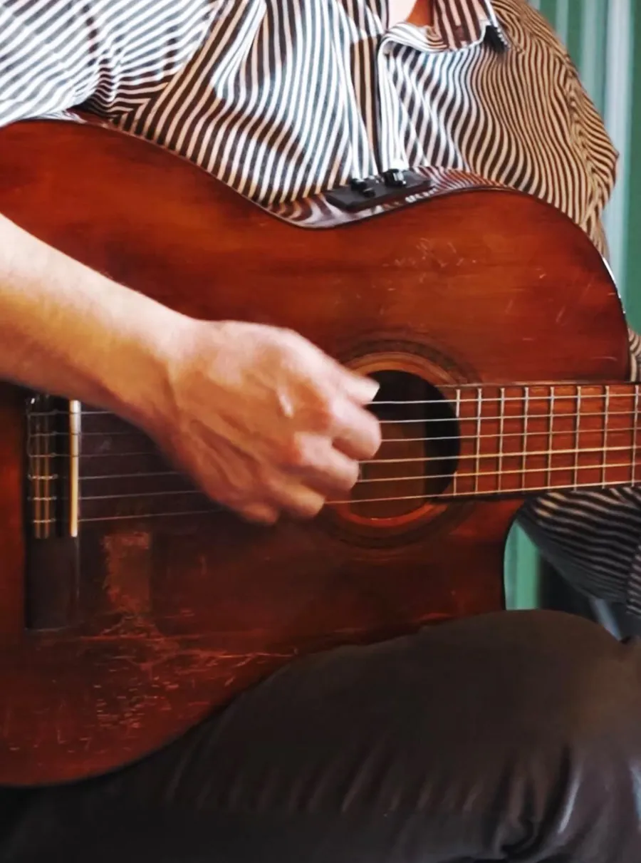 Sahnede gitar çalan müzisyen
