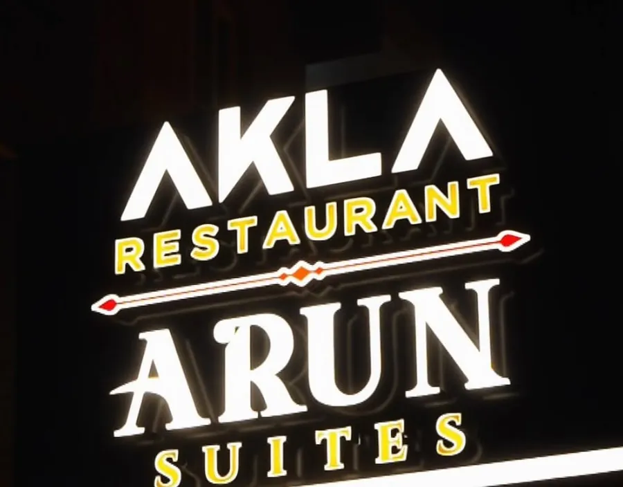 Akla Restaurant ve Arun Suites tabelası