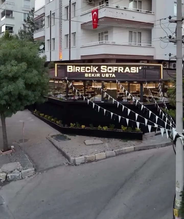 Duisburg Bulvarı'ndaki yeni Birecik Sofrası binası