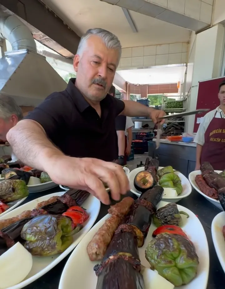 Ustamız patlıcan kebabı tabaklarını hazırlarken