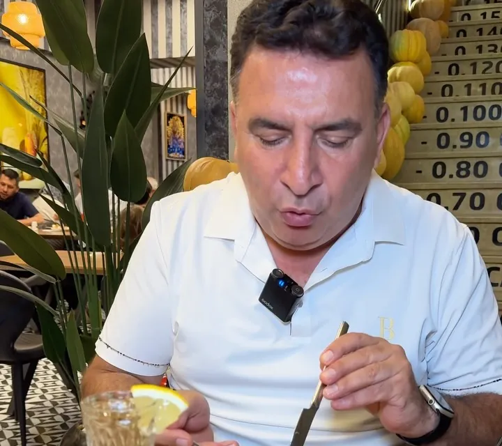 Namık Baydar tencereden tadım yaparken