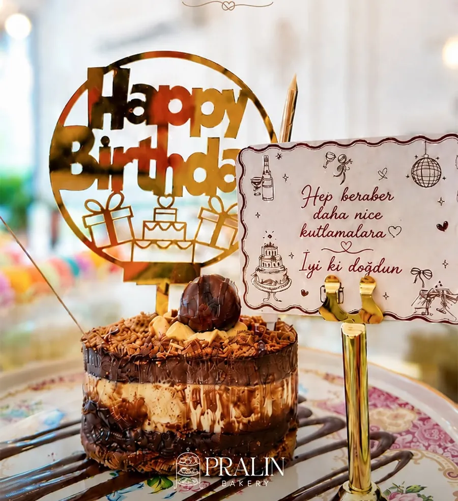 Happy Birthday süslemeli pasta