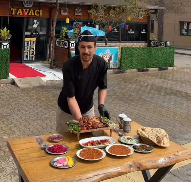 Usta Tavacı dış cephesi ve masa