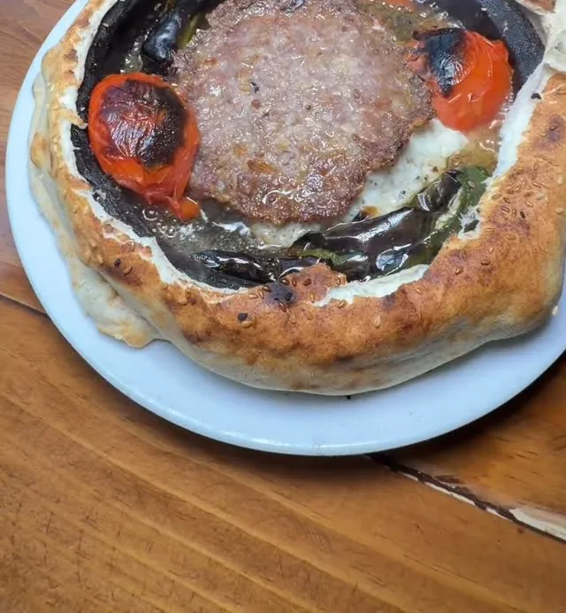 Kiremitte kaşarlı kebap