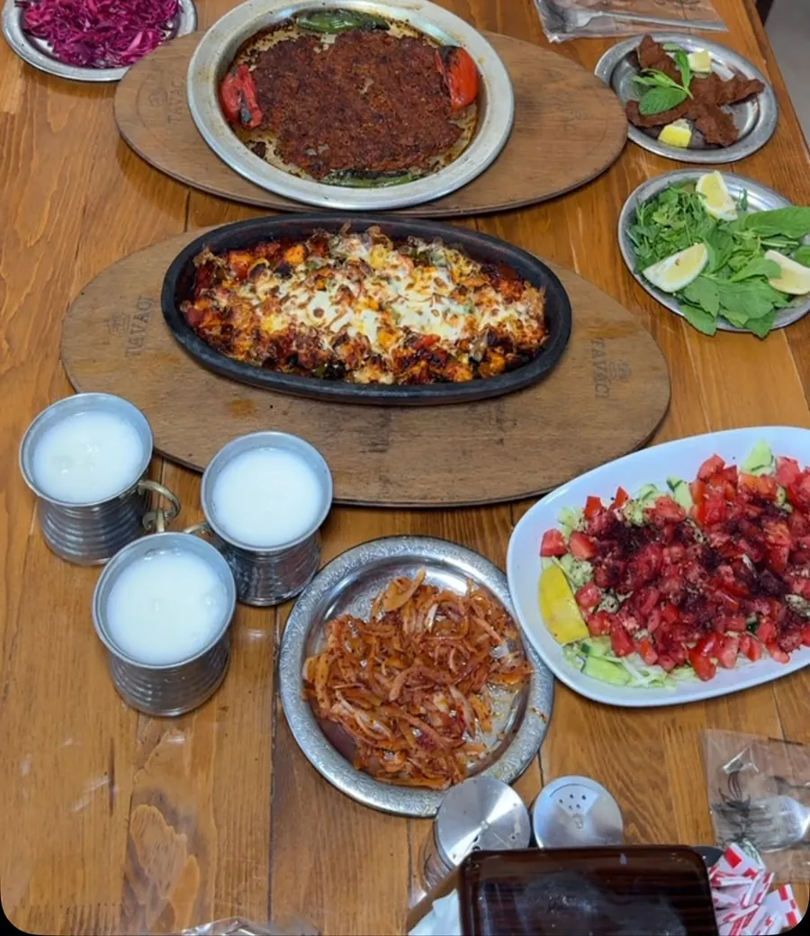 Masada üç çeşit tava, ayran ve mezeler