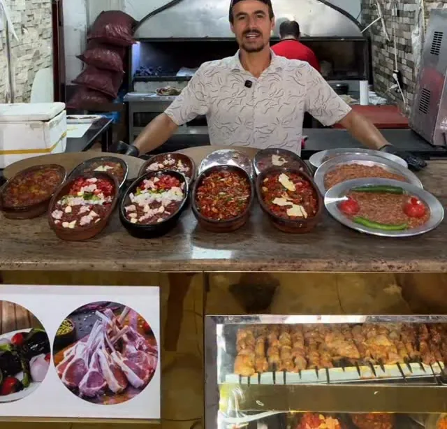 Usta, hazırlanmış tavaların başında